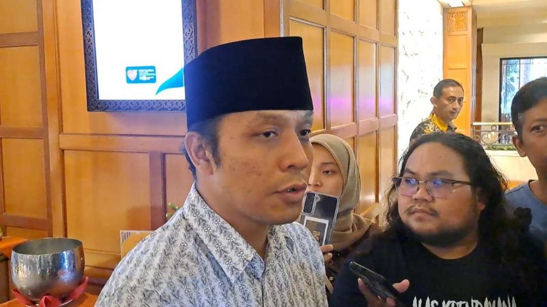 Pengasuh Ponpes Al Falah Ploso, Muhammad Abdurrahman Kautsar, usai pertemuan tertutup dengan Prabowo Subianto di Surabaya, Kamis 28 September 2023. (Foto: Fariz Yarbo/Ngopibareng.id)