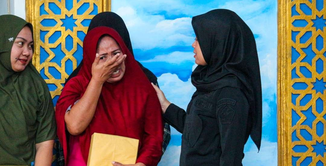 Salah satu penghuni Rutan Perempuan Surabaya terharu dirinya bisa baca Al-Qur'an. (Foto: Aini Arifin/Ngopibareng.id)