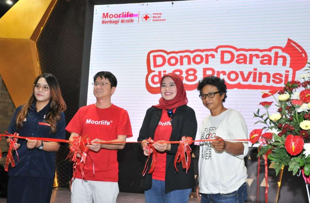 Moorlife menggelar acar donor darah di mal Ciputra World Surabaya dengan ditandai seremoni potong pita. (Foto: dok. Moorlife Indonesia)