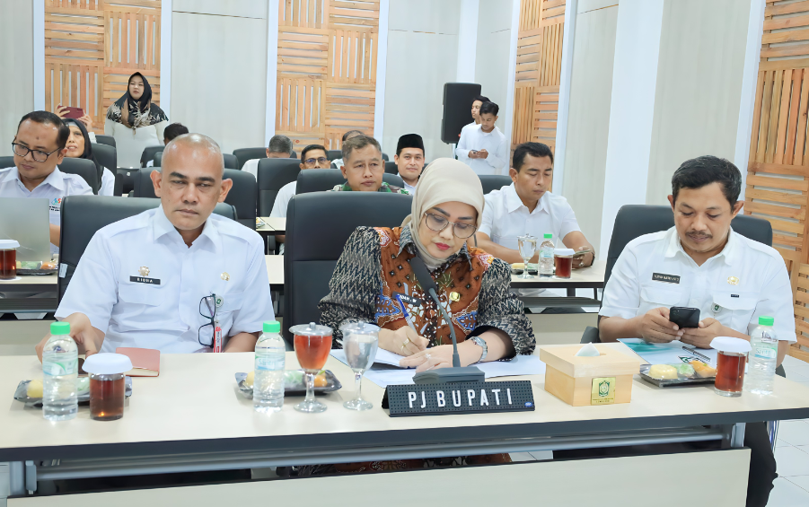 Pj. Bupati Lumajang, Indah Wahyuni (Yuyun), mengikuti Video Conference Pengendalian Inflasi, bertempat di Ruang CCRoom Diskominfo Lumajang. (Foto: Kominfo Lumajang)