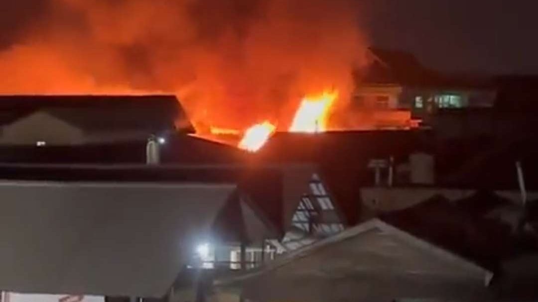 Kondisi kebakaran Pasar Leuwiliang, Bogor, Rabu 27 September 2023 sekitar pukul 20.00 WIB. (Foto: Tangkapan layar video warga)