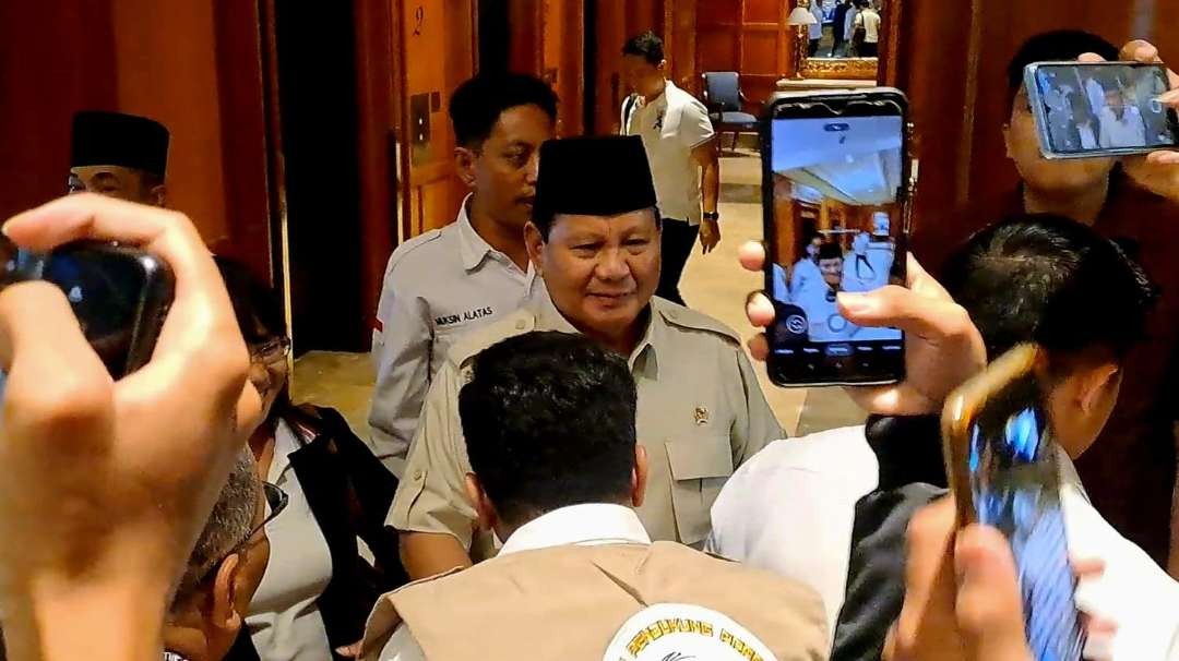 Bacapres, Prabowo Subianto usai pertemuan dengan sejumlah kiai khos Jatim di Hotel Shangri-La, Surabaya, Kamis 28 September 2023. (Foto: Fariz Yarbo/Ngopibareng.id)