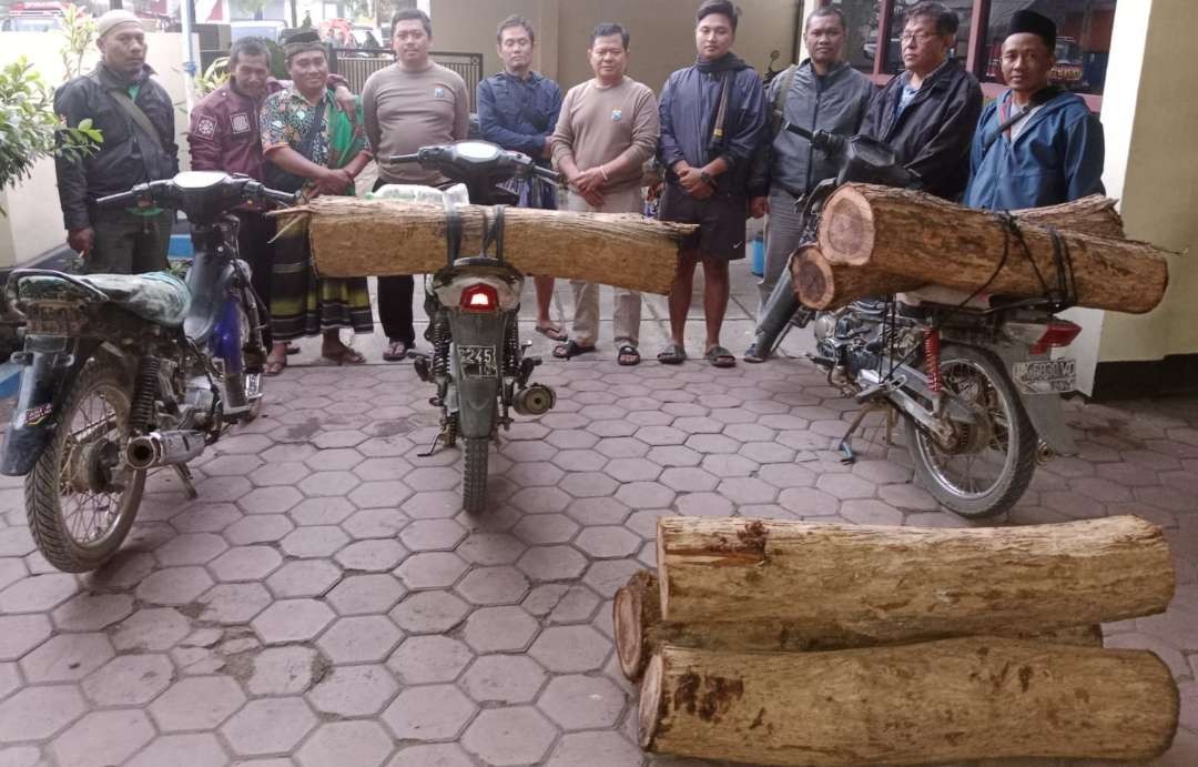 Belasan gelondong kayu jati tanpa dokumen dan tujuh sepeda motor diamankan di Polsek Cermee Bondowoso.(Foto:Guido/Ngopibareng.id).