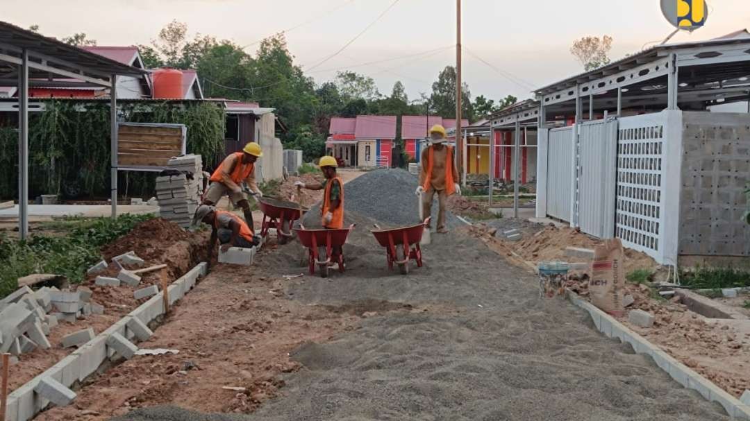 Para pekerja sedang mengerjakan perumahan untuk masyarakat berpenghasilan rendah (MBR) di Kalimantan Selatan. Tidak hanya menyediakan rumah bersubsidi, tetapi juga melengkapi lingkungan perumahan melalui pembangunan prasarana sarana dan utilitas umum (PSU). (Foto: dok. kementerian PUPR)