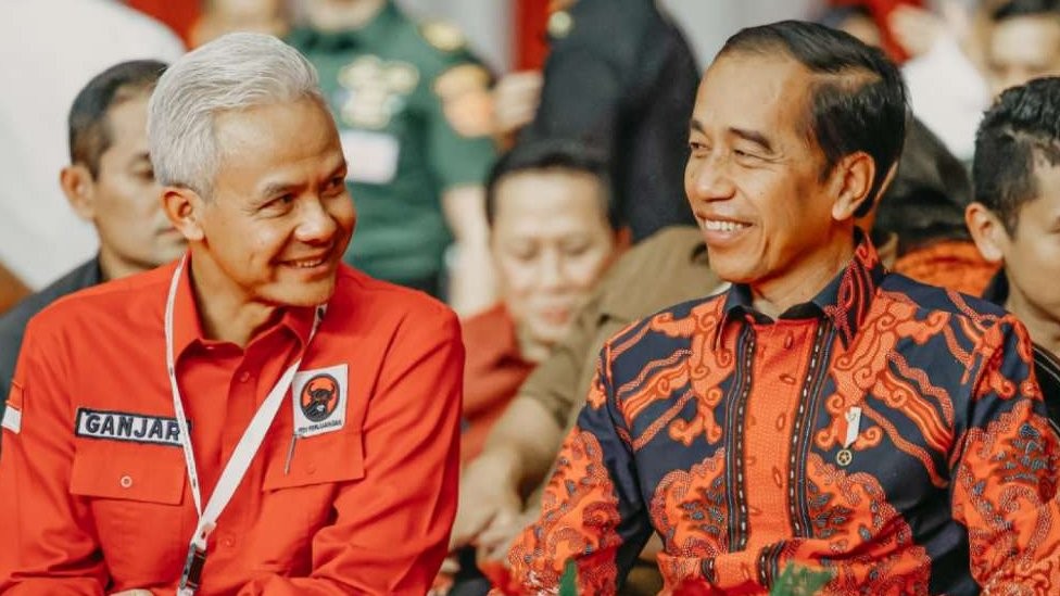 Bisik-bisik antara Presiden Jokowi dan calon presiden (capres) PDIP, Ganjar Pranowo di Rakernas IV PDI Perjuangan di JIExpo Jakarta Pusat, Jumat 29 September 2023. (Foto: Istimewa)