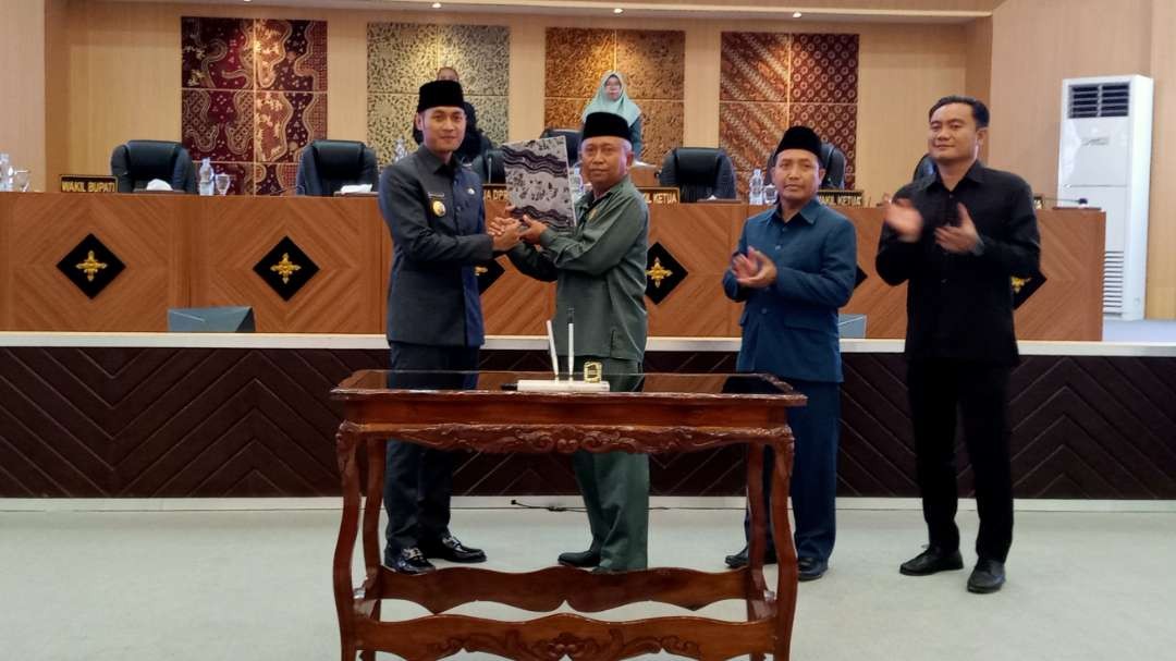 Penandatanganan bersama antara bupati dan pimpinan DPRD Tuban, terkait persetujuan tiga raperda eksekutif. (Foto: Khoirul Huda/Ngopibareng.id)