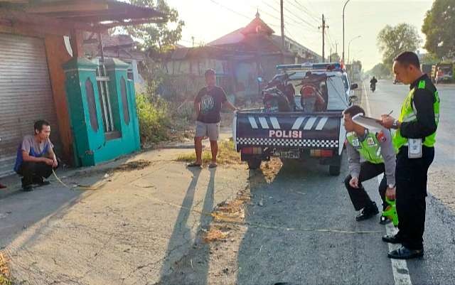 Anggota Satlantas Polres Situbondo olah TKP kecelakaan di Jalan Raya Panarukan. (Foto: Satlantas Polres Situbondo)