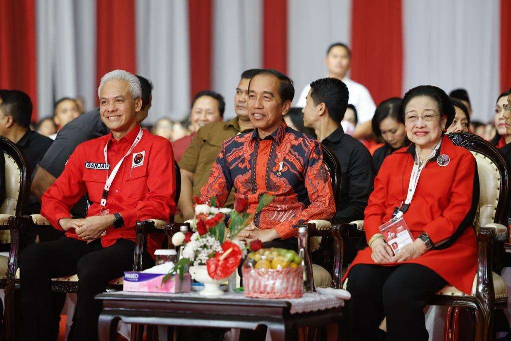 Presiden Jokowi bersama Ketua Umum PDIP, Megawati Soekarnoputri, dan calon presiden (capres) Ganjar Pranowo bicara soal kedaulatan pangan di Rakernas IV PDIP di JIExpo, Jumat 29 September 2023. (Foto: Istimewa)