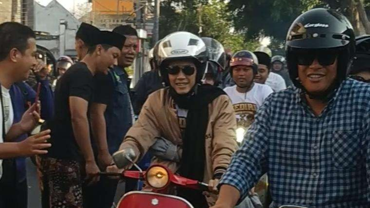 Walikota Kediri, Abdullah Abu Bakar naik Vespa bersama menuju Gelanggang Olahraga Jayanaya. (Foto: Fendi Lesmana/Ngopibareng.id)