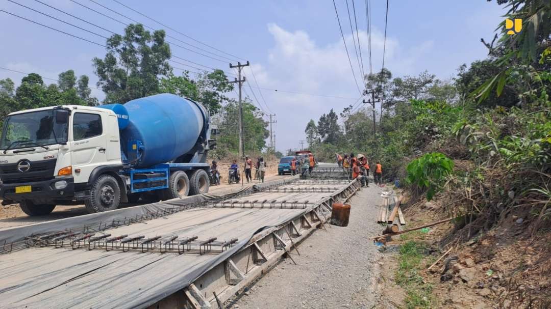Proyek jalan daerah yang dilaksanakan Kementerian PUPR sesuai Instruksi Presiden dibangun di sejumlah ruas jalan di Pulau Sumatera.(Foto: dok. kementerian PUPR)