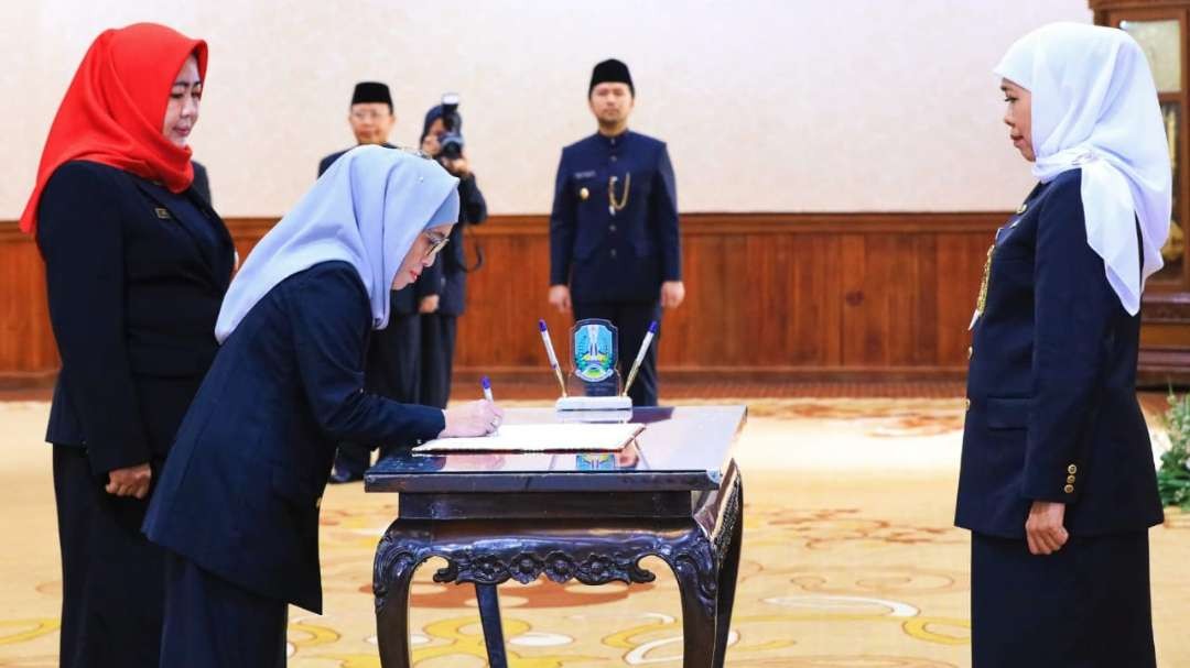 Gubernur Jatim, Khofifah Indar Parawansa (kanan) memimpin pelantikan lima pejabat pratama di Gedung Negara Grahadi, Surabaya, Jumat 29 September 2023. (Foto: Istimewa)