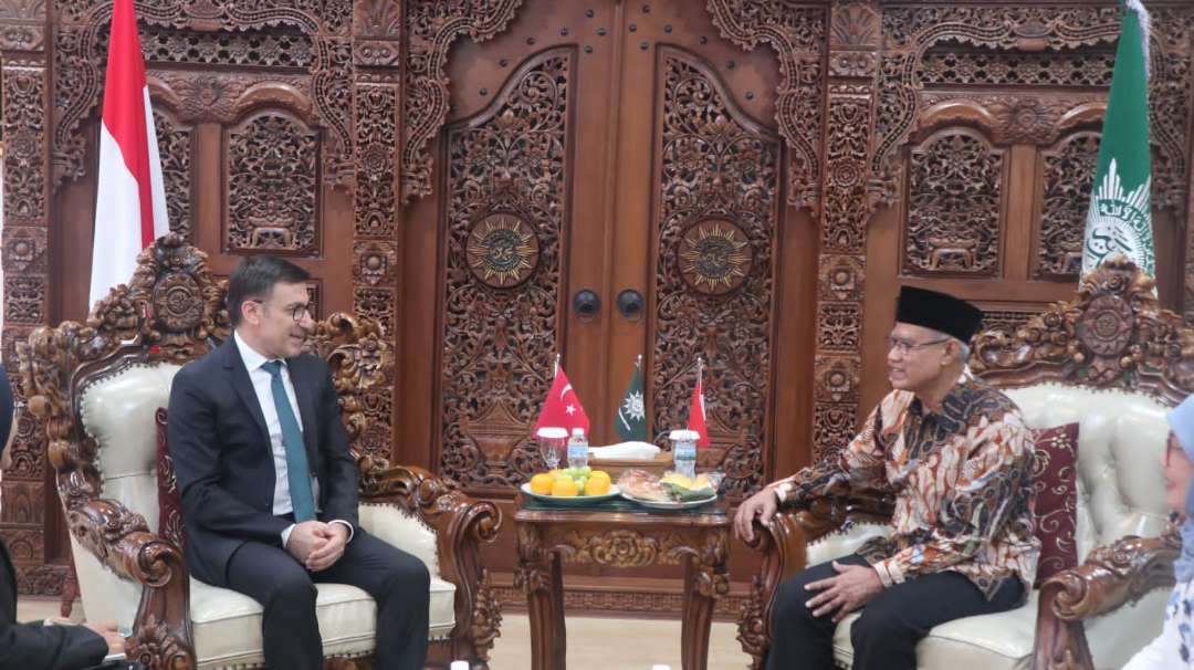 Ketua Umum Pimpinan Pusat Muhammadiyah, Haedar Nashir bersama Duta Besar Turkiye untuk Republik Indonesia, Talip Küçükcan.  (Foto: md.or.id)