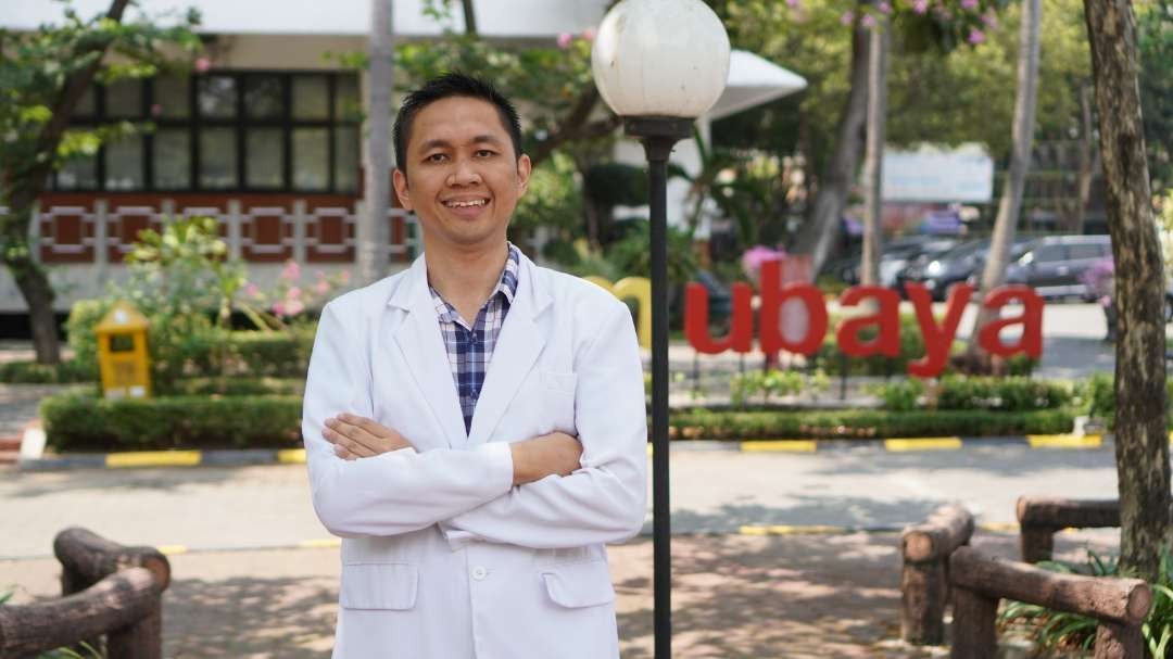 Dosen Fakultas Kedokteran Universitas Surabaya (FK Ubaya), Dr. dr. Valentinus Besin, Sp.N ketika menjelaskan apa itu demensia atau aljaemer. (Foto: dok Ubaya)