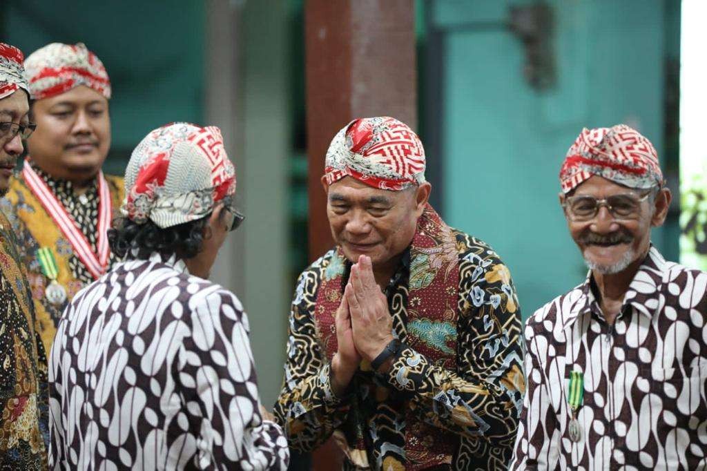 Menko PMK Muhadjir Effendy menerima gelar Raden Pangeran Anom (R.P.A.) dari Kasepuhan Majan. (Foto: Istimewa)