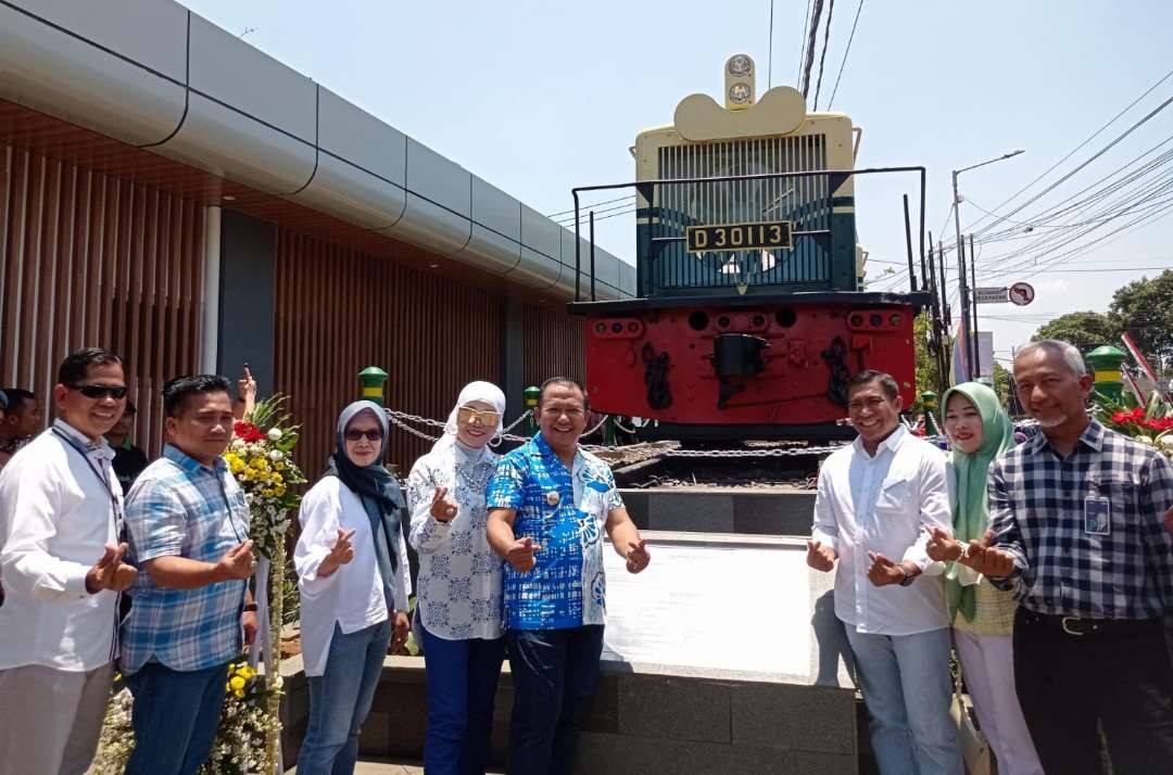 Bupati Jember Hendy Siswanto (tengah) berfoto bersama di depan monumen lokomotif (Foto: Rusdi/Ngopibareng.id)