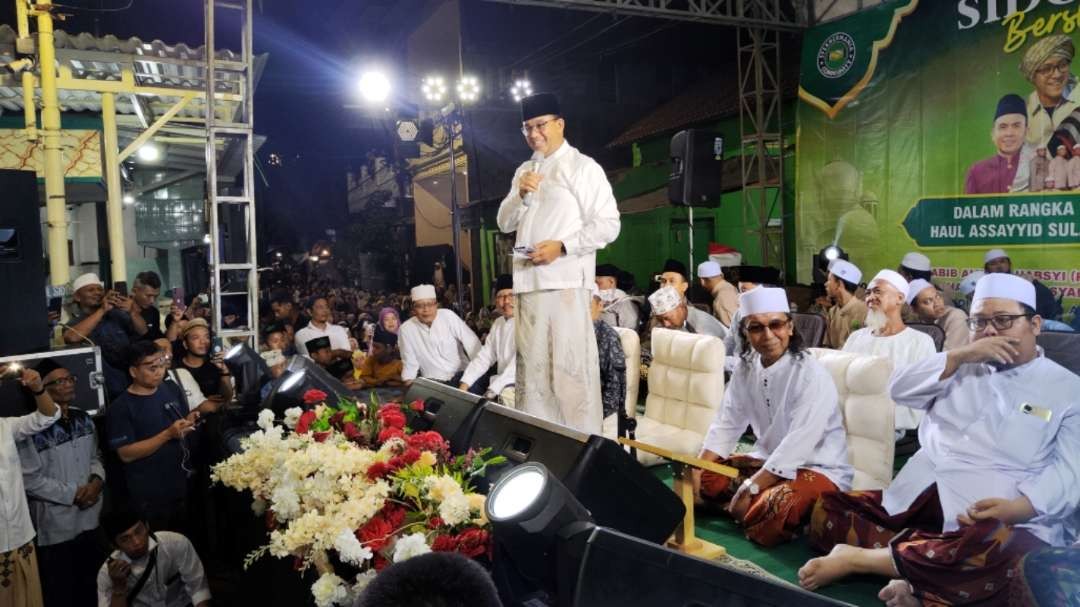 Bacapres, Anies Baswedan saat menghadiri Haul Sayyid Sulaiman di Sidosermo, Surabaya, Minggu 1 Oktober 2023 malam. (Foto: Fariz Yarbo/Ngopibareng.id)