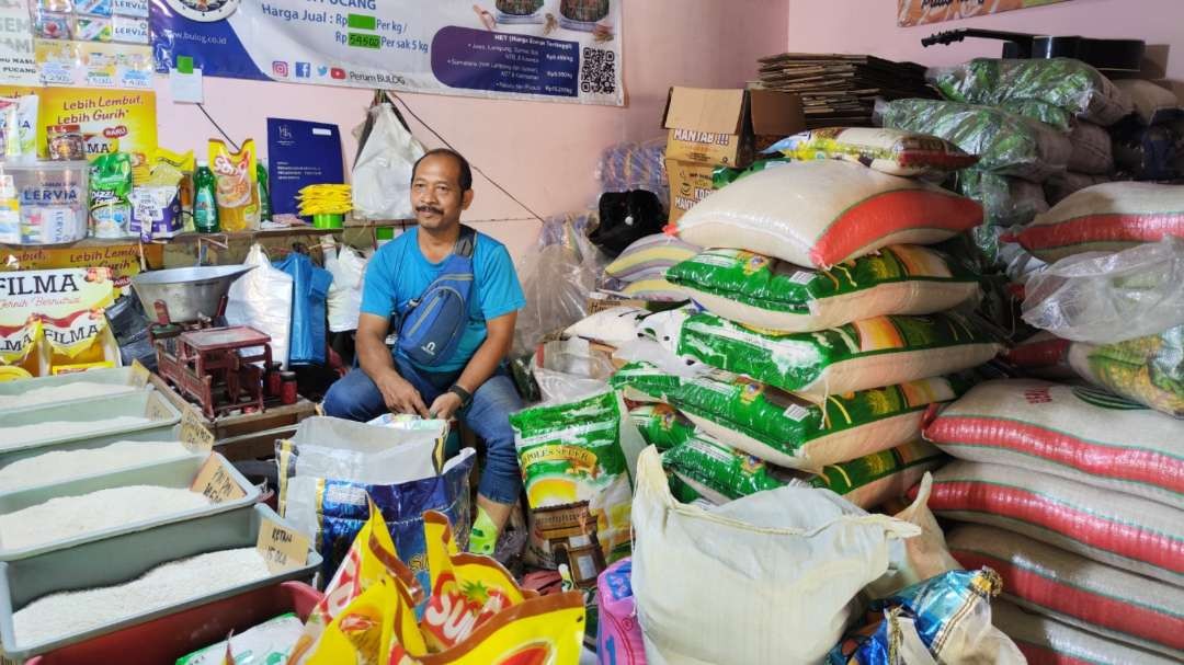 Omset dagangan beras Ali Rohman turun sejak harga naik di Pasar Pucang, Surabaya. (Fariz Yarbo/Ngopibareng.id)