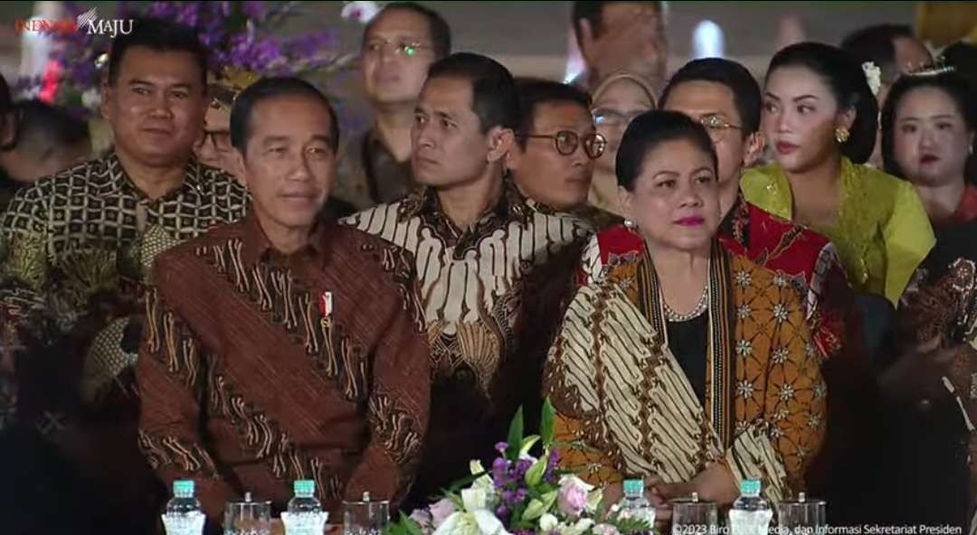 Presiden Jokowi dan Ibu Negara Iriana Jokowi menghadiri acara Istana Berbatik, di Istana Merdeka pada Minggu 1 Oktober 2023, bertepatan ulang tahun ke-60 Iriana Jokowi. (Foto: Youtube Sekretariat Presiden)