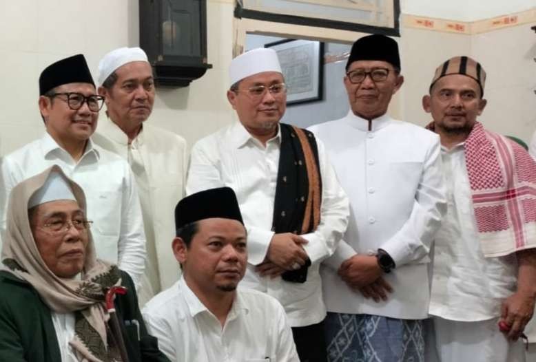 KH Nurul Huda Djazuli, Pengasuh Ponpes Al-Falah Ploso Mojo Kediri dan para tamunya. (Foto:adi/ngopibareng.id)