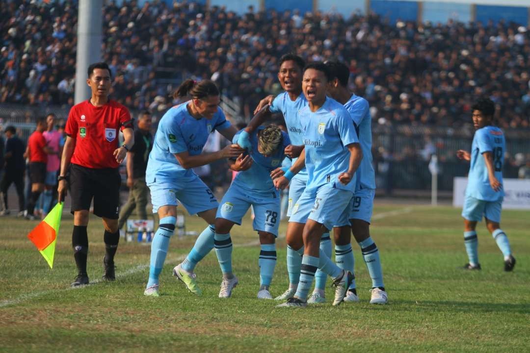 Selebrasi Rahel Radiansyah dan kawan-kawan usai mencetak gol ke gawang Gresik United. (Foto: Imron Rosidi/Ngopibareng.id)