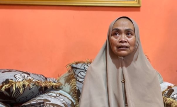 Ibu Keluarga Korban Tragedi Kanjuruhan, Siti Mardiah atau Kholifah ketika mengenang kembali peristiwa satu tahun lalu (Foto: Lalu Theo/Ngopibareng.id)