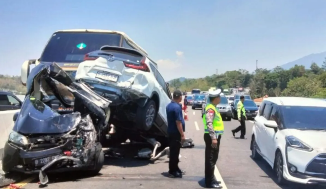 Kecelakaan beruntun di Tol Semarang-Solo berlangsung pada Sabtu, 30 September 2023. Enam kendaraan terlibat dalam kecelakaan pukul 11.30 WIB. (Foto: Ant)