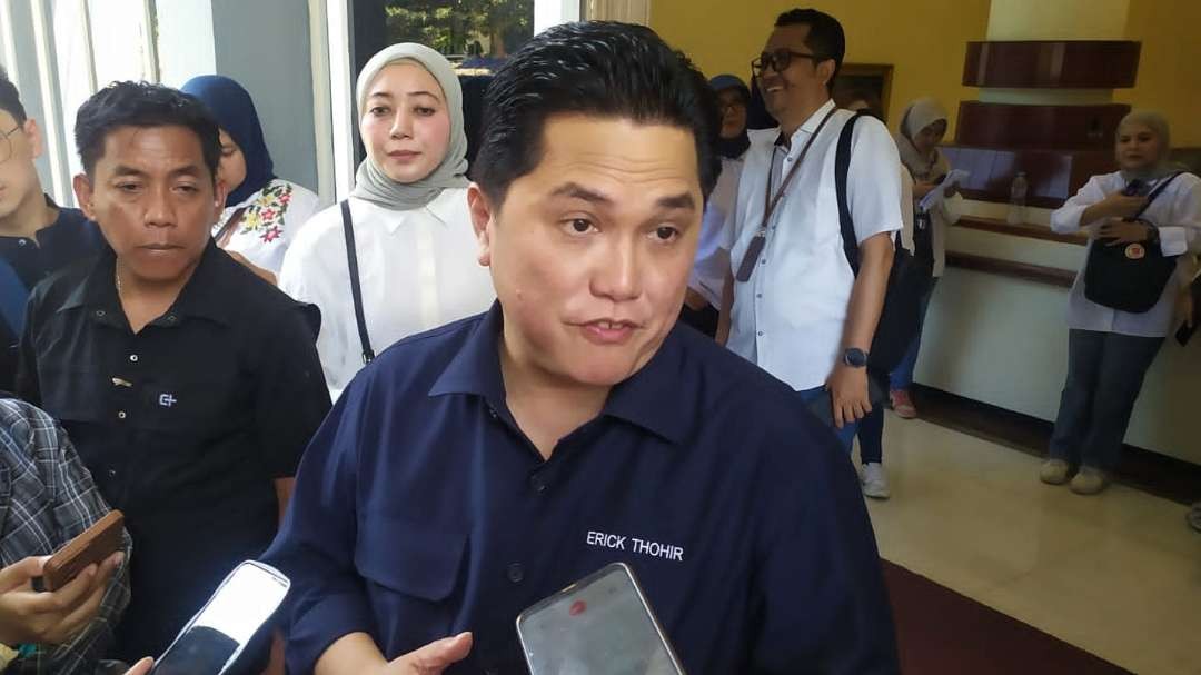 Ketua PSSI, Erick Thohir, usai menjalani kegiatan di Surabaya, Sabtu 30 September 2023.