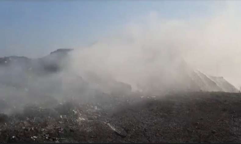 Tempat Pembuangan Akhir (TPA) sampah Randegan di Kota Mojokerto kembali terbakar, Minggu, 1 Oktober 2023. Meski tak terlihat kobaran api, asap pekat terus mengepul dari atas tumpukan sampah. (Foto: Ant)