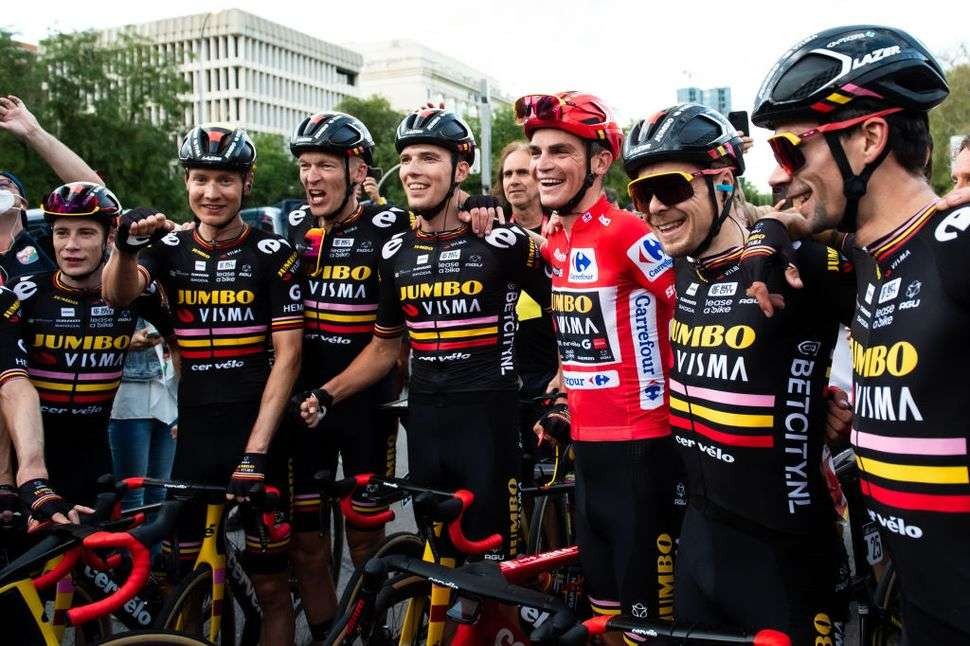 Tim Jumbo Visma saat memenangkan Vuelta a Espana 2023 dengan Sepp Kuss sebagai pemuncak klasemen general classification.