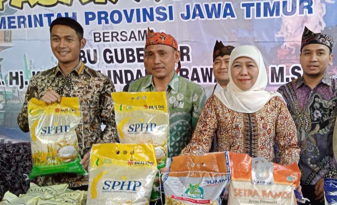Gubernur Jatim, Khofifah Indar Parawansa didampingi Pimcab Bulog dan Bupati Tuban (dok. Khoirul Huda/Ngopibareng.id)