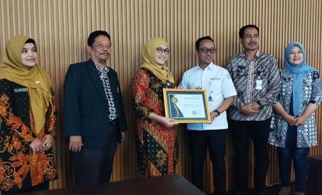 Direktur RSUD Genteng menerima penghargaan sebagai FKRTL Rumah Sakit Tipe C Terbaik. (Foto: Muh Hujaini/Ngopibareng.id)