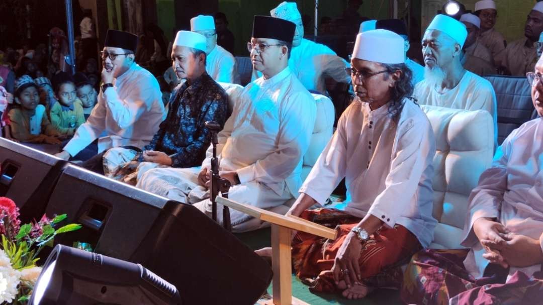 Bacapres Anies Baswedan (tengah) bersama kiai-kiai di Kampung Ndresmo, Surabaya, Minggu 1 Oktober 2023. (Foto: Fariz Yarbo/Ngopibareng.id)