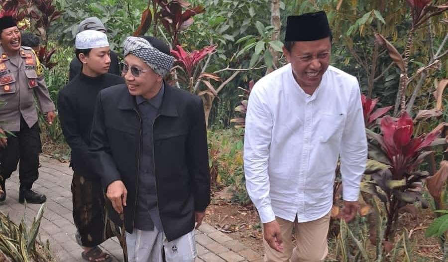 Ust Yahya al Bahkan Cirebon, bersama  Yusron Aminulloh, CEO DeDurian Park saat di DeDurian Park, Wonosalam Jombang. (Foto-foto:DeDurian Park)