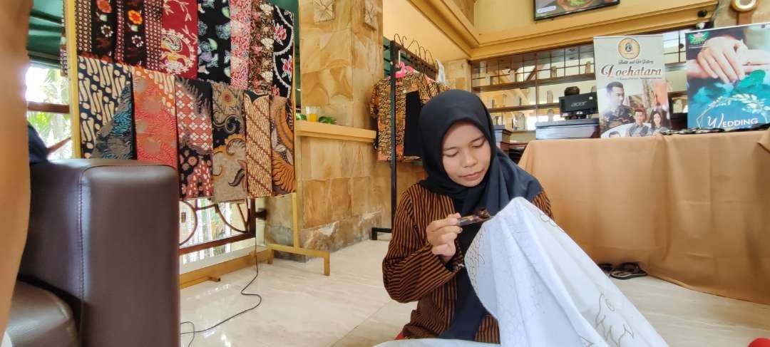 Ibu satu anak asal Desa Dadapan, Kecamatan Ngasem, Kabupaten Kediri, ini menunjukkan kemampuan mencanting batiknya. (Foto: Fendi Lesmana/Ngopibareng.id)