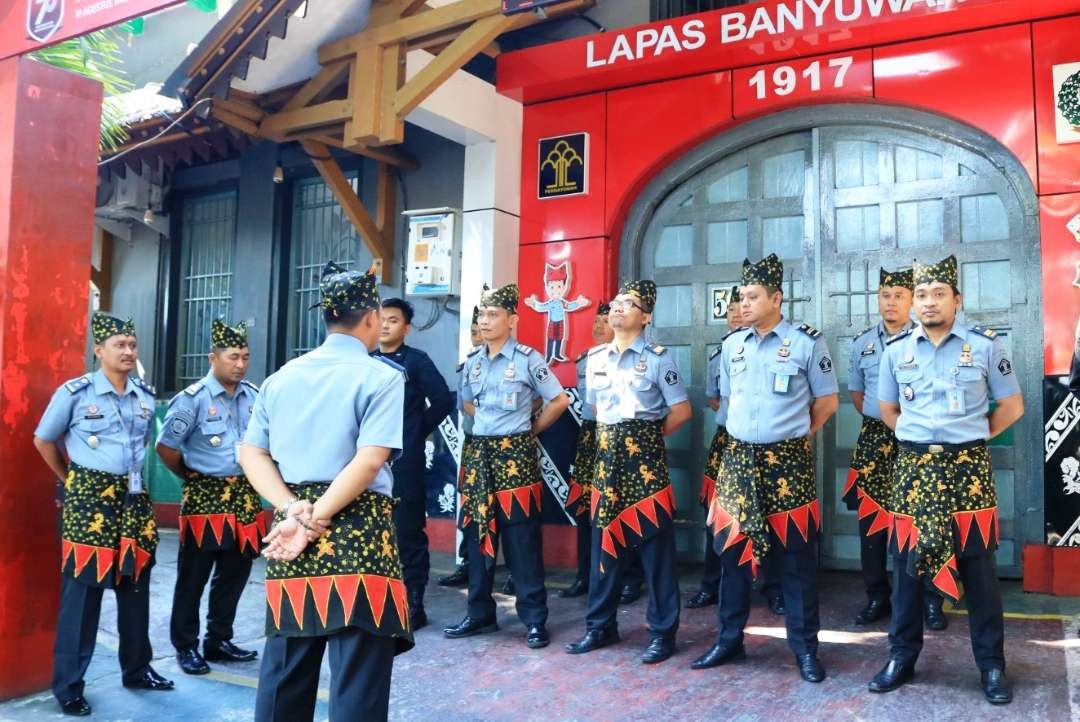 Pegawai Lapas Banyuwangi mengenakan seragam kerja dengan kombinasi batik (foto: istimewa)