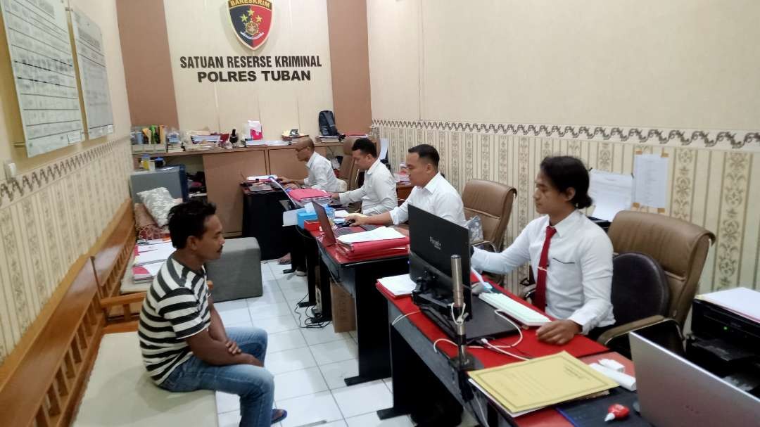 Pemilik akun Lang Lang Buana dimintai keterangan oleh penyidik Satreskrim Polres Tuban (Foto: dok. Khoirul Huda/Ngopibareng.id)