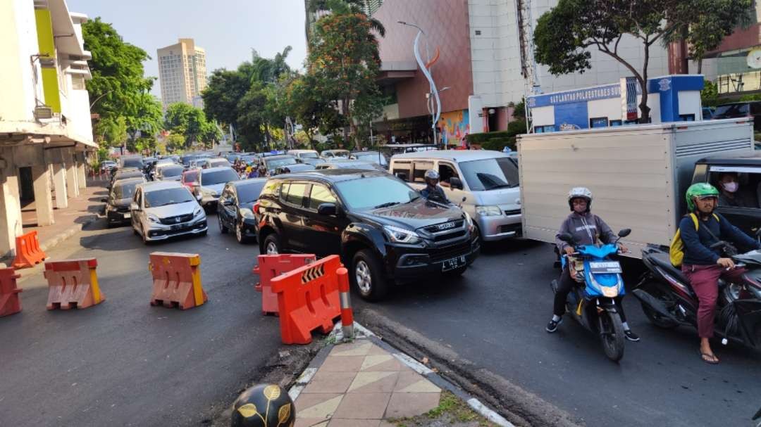 Kemacetan di Jalan Basuki Rahmat depan Tunjungan Plaza, Surabaya, Senin 2 Oktober 2023. (Foto: Fariz Yarbo/Ngopibareng.id)
