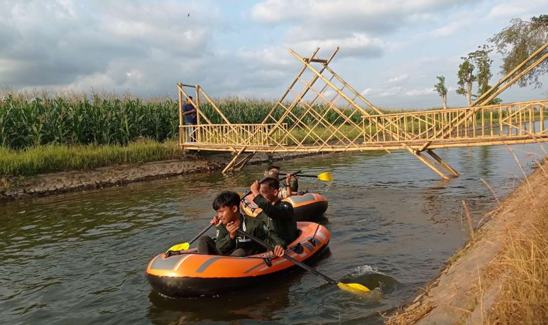 Mahasiswa saat menaiki perahu karet di tempat wisata Kanal Suko-suko. (Foto: Rusdi/Ngopibareng.id)