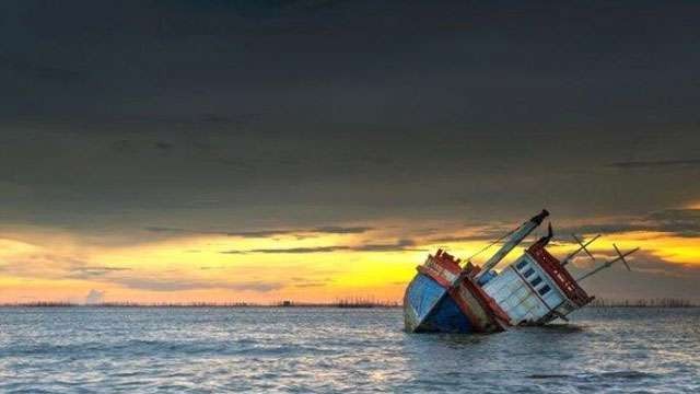 Ilustrasi tulisan Oki Lukito; Kecelakaan Kapal Marak, Ijin Berlayar Rancu. Pemerintah perlu instropeksi dengan meninjau ulang regulasi yang ada. (Foto: Ngopibareng.Id/Ist)