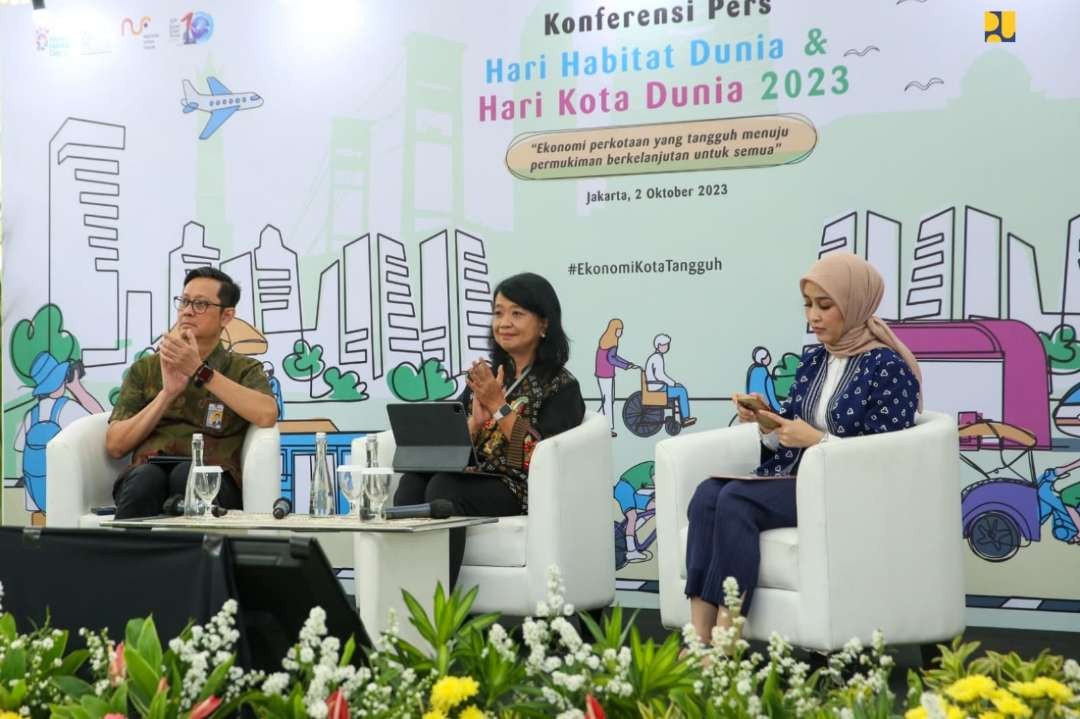 Direktur Jenderal Cipta Karya Kementerian PUPR, Diana Kusumastuti (tengah), dalam Konferensi Pers Peringatan Hari Habitat Dunia (HHD) dan Hari Kota Dunia (HKD) tahun 2023 di Jakarta, Senin 2 Oktober 2023. (Foto: Dokumentasi PUPR)