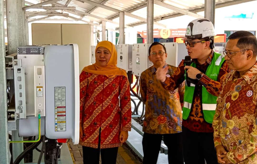 Gubernur Khofifah bersama Dirut PT Tjiwi Kimia saat meninjau PLTS atap (foto : Aini/Ngopibareng.id)