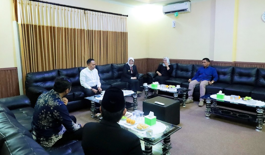 Pj. Bupati Lumajang Indah Wahyuni silaturahmi ke Kantor DPRD Lumajang, di Desa Wonorejo, Kecamatan Kedungjajang, Lumajang, Senin 2 September 2023. (Foto: Kominfo Lumajang)