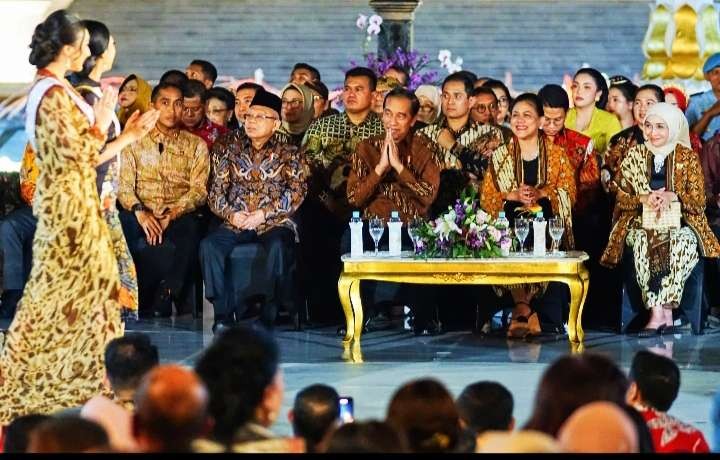 Peragaan batik di Istana Negara sehubungan dengan peringatan Hari Batik Nasional disaksikan langsung oleh presiden dan wakil presiden, menteri serta duta besar negara sahabat. (Foto: Setpres)