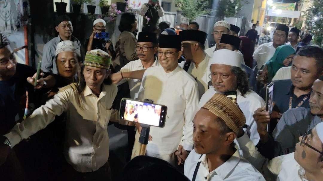 Bacapres, Anies Baswedan, saat menghadiri haul Sayyid Sulaiman di Sidosermo, Surabaya, Minggu 1 Oktober 2023 malam. (Foto: Fariz Yarbo/Ngopibareng.id)