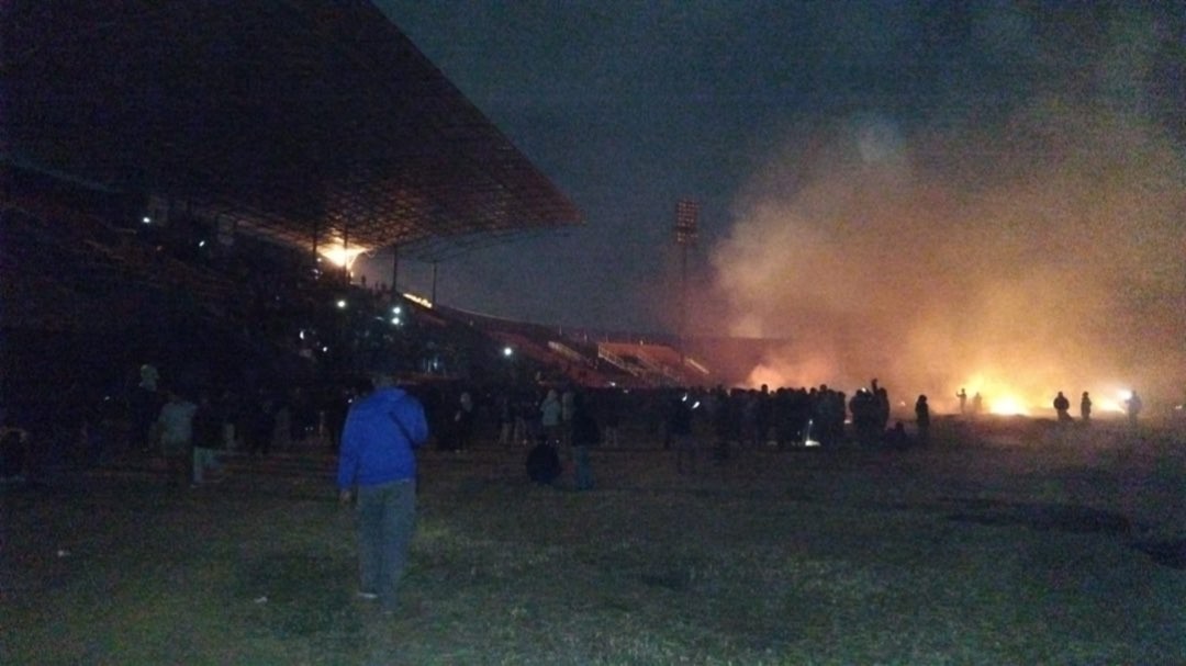 Kobaran api di Lapangan Stadion Kanjuruhan, Kabupaten Malang (Foto: Istimewa)