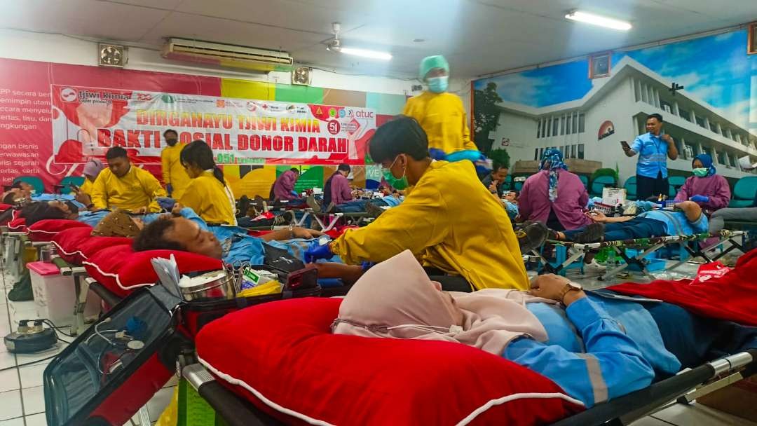 Donor darah massal karyawan PT Tjiwi Kimia di Sidoarjo. (Foto: Aini Arifin/Ngopibareng.id)