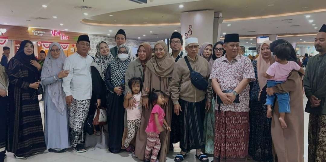 Keluarga buang bahagia dalam satu ikatan keimanan Islam. (Foto:adi/ngopibareng.id)