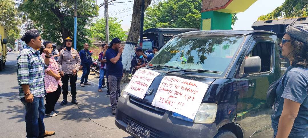 Massa gabungan dari lembaga Swadaya Masyarakat, berunjuk rasa mendatangi kantor Dinas Pendidikan Kabupaten Kediri di Kecamatan Ngasem. (Foto: Fendi Lesmana/Ngopibareng.id)