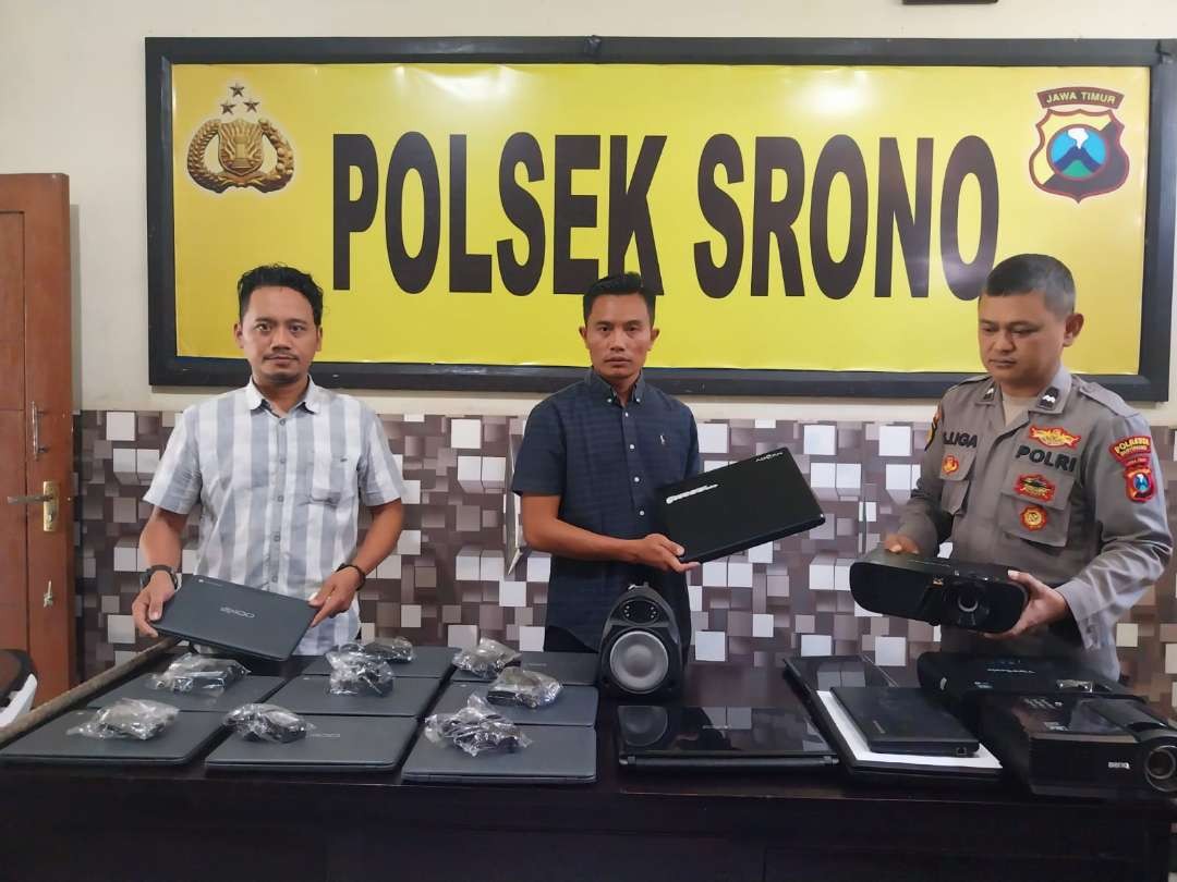 Petugas Polsek Srono menunjukkan barang bukti yang diamankan dari pelaku (foto: istimewa)