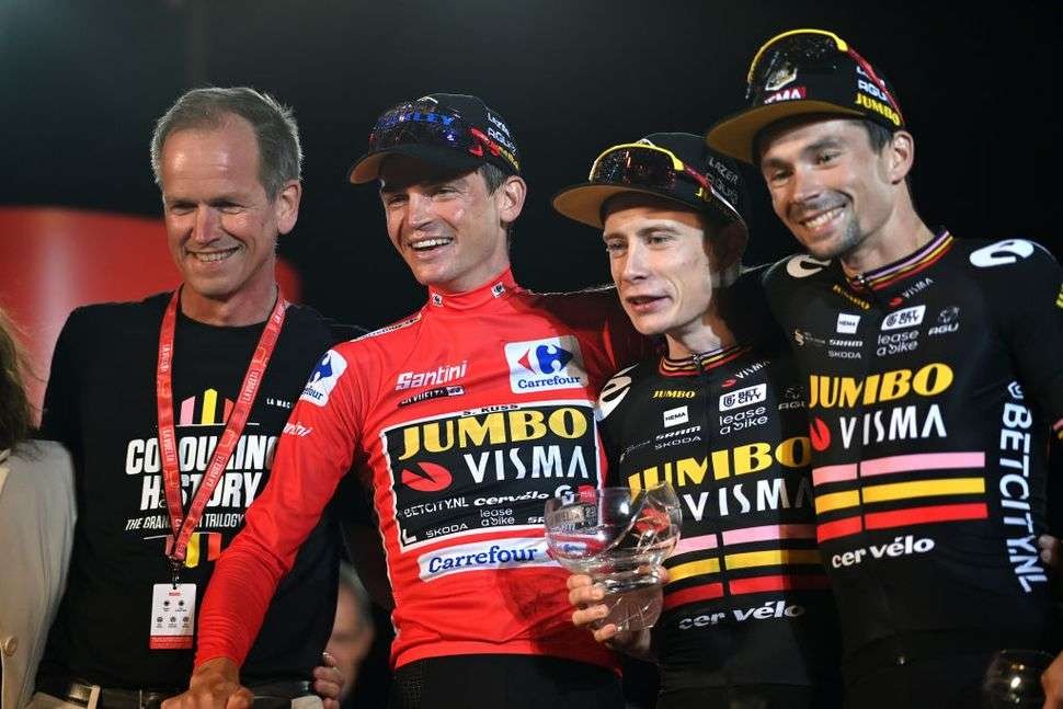 Primoz Roglic (paling kanan) selebrasi kemenangan Sepp Kuss di Vuelta a Espana 2023. (Foto: Istimewa)